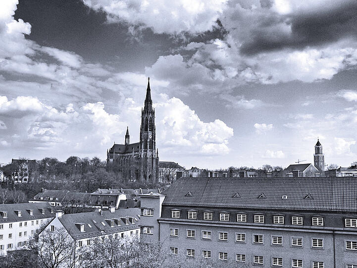 Der Blick von der Pilgersheimer Straße aus zeigt die Pfarrkirche Hl. Kreuz - rechts der Turm der Lutherkirche.