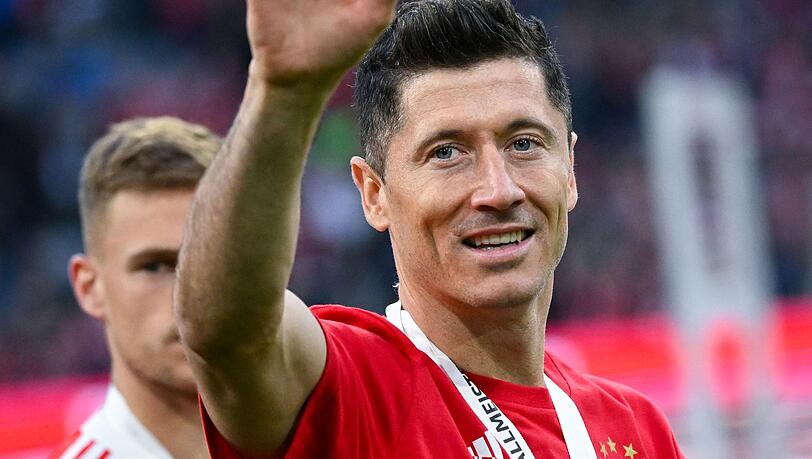Robert Lewandowski von München jubelt nach dem Spiel über die Meisterschaft. Robert Lewandowski von München jubelt nach dem Spiel über die Meisterschaft.