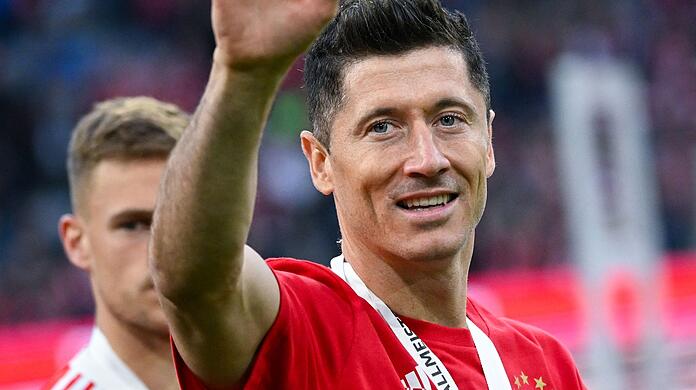 Robert Lewandowski von München jubelt nach dem Spiel über die Meisterschaft.