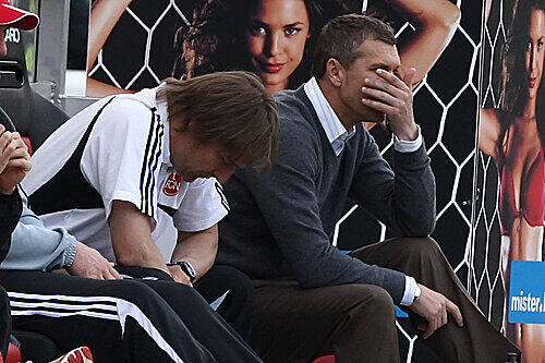 Nur vorübergehend fassungslos: Club-Trainer Thomas von Heesen (r.) und sein Assistent Michael Oenning.