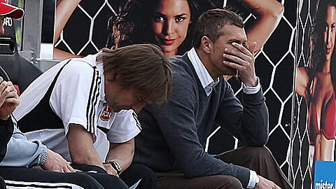 Nur vorübergehend fassungslos: Club-Trainer Thomas von Heesen (r.) und sein Assistent Michael Oenning.
