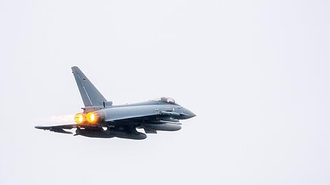 Ein Kampfflugzeug vom Typ Eurofighter Typhoon der Luftwaffe startet am Fliegerhorst Wittmundhafen mit eingeschaltetem Nachbrenner.
