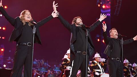 Mark Owen, Howard Donald und Gary Barlow (v.l.) beim Krönungskonzert.