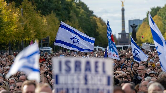 Zahlreiche Menschen nehmen teil an der Kundgebung "Aufstehen gegen Terror, Hass und Antisemitismus – in Solidarität und Mitgefühl mit Israel" vor dem Brandenburger Tor.