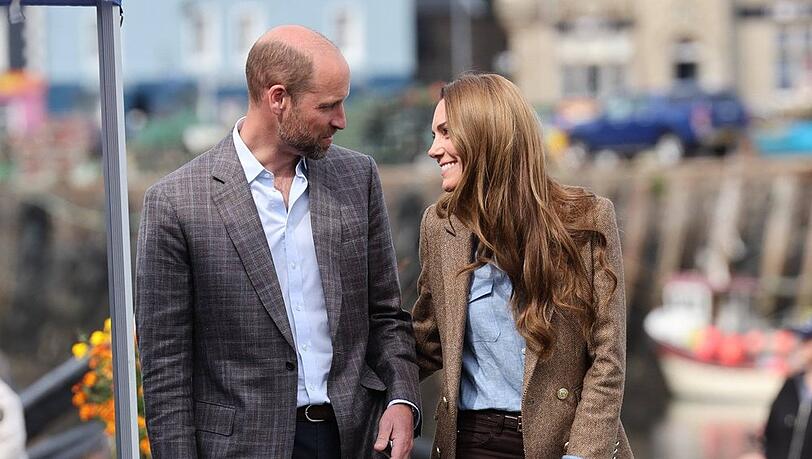 Prinz William und Prinzessin Kate nach ihrer Ankunft in Tobermory auf der Isle of Mull. Prinz William und Prinzessin Kate nach ihrer Ankunft in Tobermory auf der Isle of Mull.