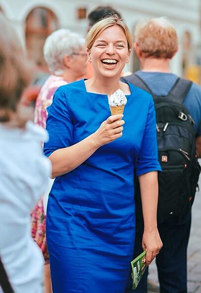 Katharina Schulze beim Eisessen - in Dänemark dann wohl das berühmte Softeis.