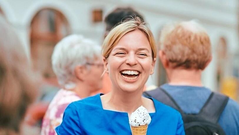 Katharina Schulze beim Eisessen - in Dänemark dann wohl das berühmte Softeis. Katharina Schulze beim Eisessen - in Dänemark dann wohl das berühmte Softeis.