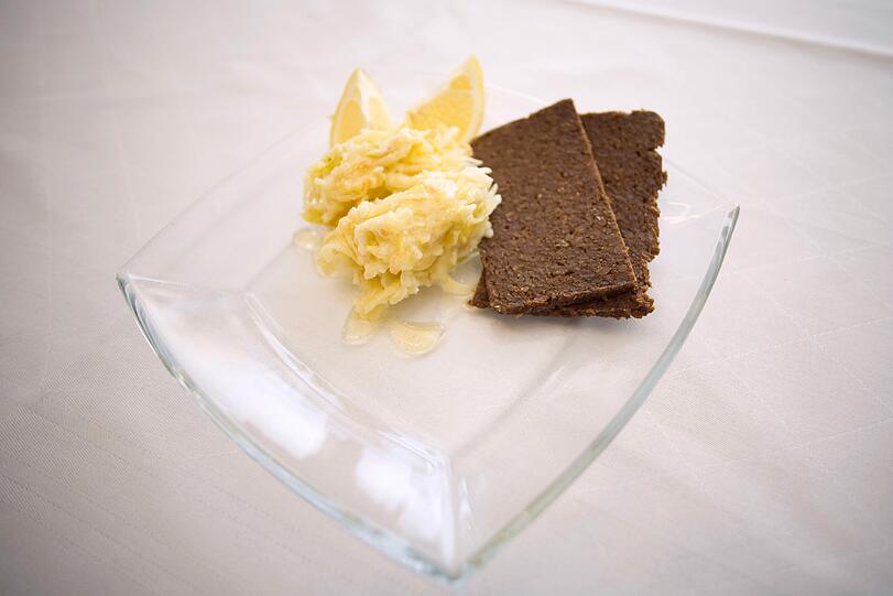 Apfelkren auf Pumpernickel