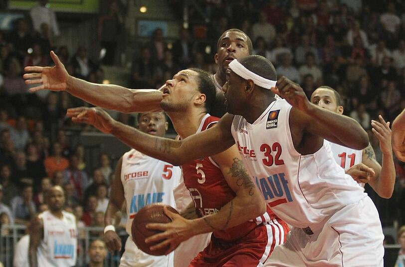 Bayerns Basketballer siegen im Derby gegen Würzburg und setzen sich weiter im oberen Tabellendrittel fest - auch dank der prominenten Unterstützung durch die Fußballabteilung - die besten Bilder aus dem Audi Dome.