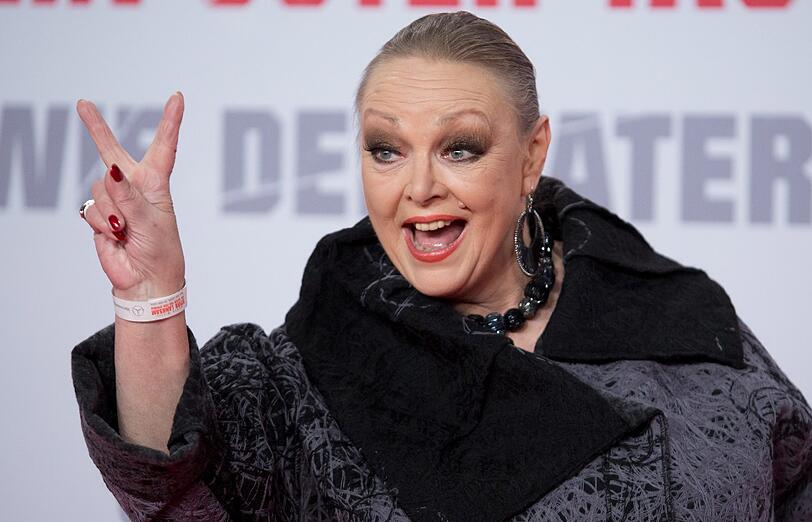 Auch Schauspielerin Barbara Schöne amüsiert sich bei der "Stirb langsam"-Premiere in Berlin am Montagabend prächtig.