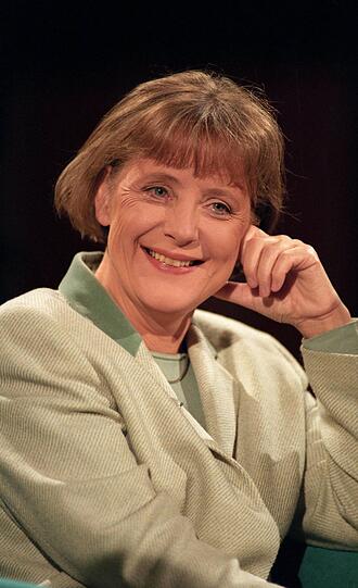 Geburtstag: Angela Merkel wird 60 Jahre alt! Hier gibt's die kultigsten Merkel-Fotos zum Durchklicken...