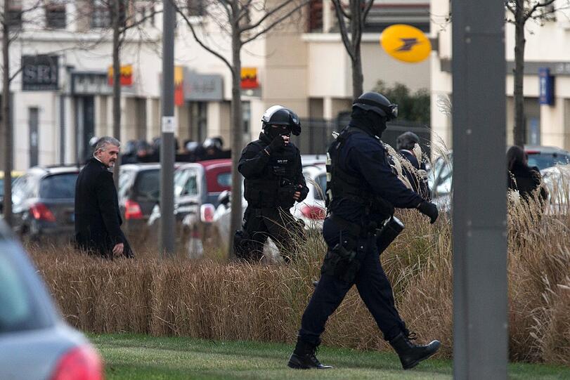 Mit zahlreichen Einsatzkräften war die französische Polizei vor Ort: Die Bilder aus Colombes.