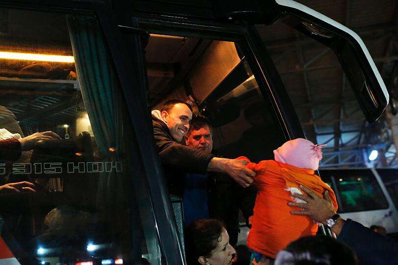 Flüchtlinge warten in Pristina im Kosovo, um einen Platz in einem Bus nach Serbien zu bekommen. Über Serbien flüchten immer mehr Kosovaren nach Ungarn und in die Europäische Union