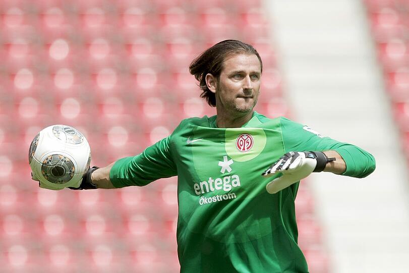 Torwart Heinz Müller hat gegen seinen befristeten Vertrag bei Ex-Verein Mainz 05 geklagt - und vom Arbeitsgericht Mainz recht bekommen.