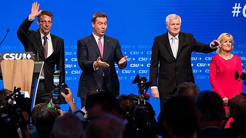 Betont gelassen auf der Bühne: CSU-Chef Horst Seehofer und der bayerische Ministerpräsident Markus Söder.