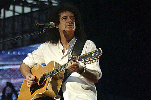 ...Brian May und ist Queen-Gitarrist.