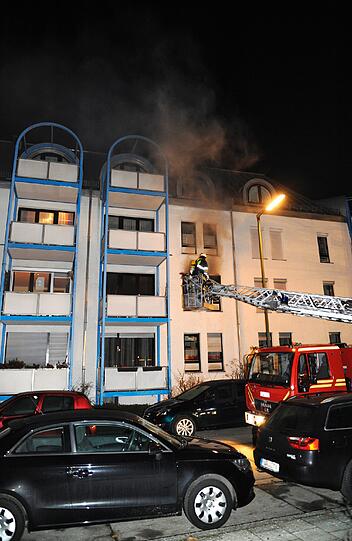 Feuerwehr im Einsatz in der Francestraße: Beim Brand in einem Wohnhaus ist ein Schaden von 20.000 Euro entstanden.