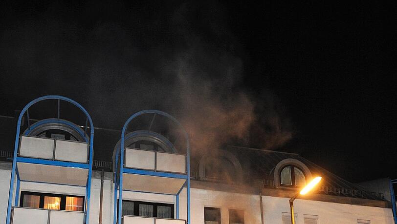 Feuerwehr im Einsatz in der Francestraße: Beim Brand in einem Wohnhaus ist ein Schaden von 20.000 Euro entstanden. Feuerwehr im Einsatz in der Francestraße: Beim Brand in einem Wohnhaus ist ein Schaden von 20.000 Euro entstanden.