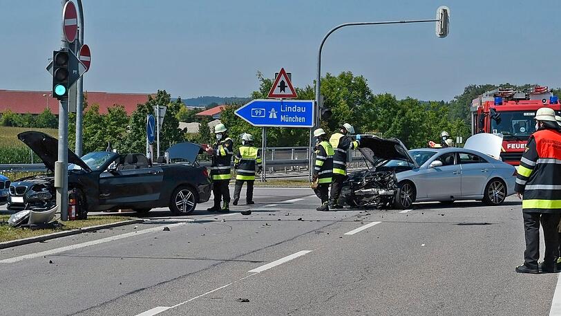 Am Samstag kollidieren zwei Luxusautos an der A99 bei Aubing &ndash; und setzen einen automatischen Notruf ab.