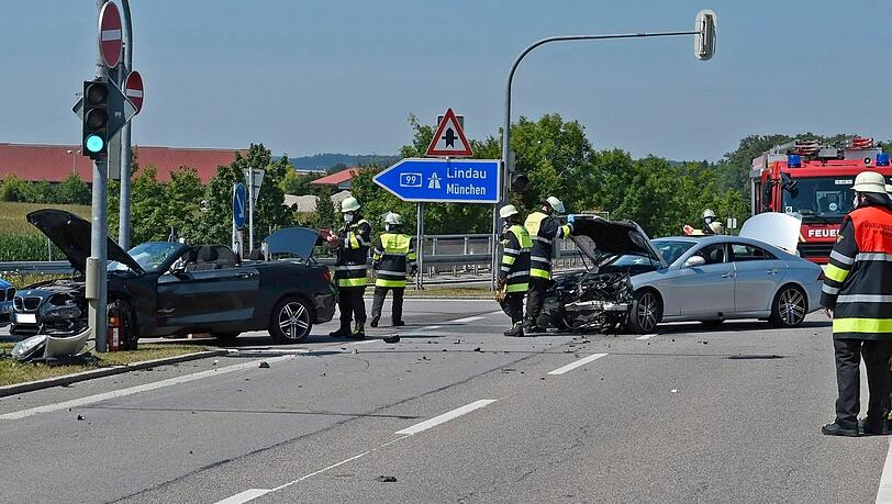 Am Samstag kollidieren zwei Luxusautos an der A99 bei Aubing – und setzen einen automatischen Notruf ab. Am Samstag kollidieren zwei Luxusautos an der A99 bei Aubing – und setzen einen automatischen Notruf ab.