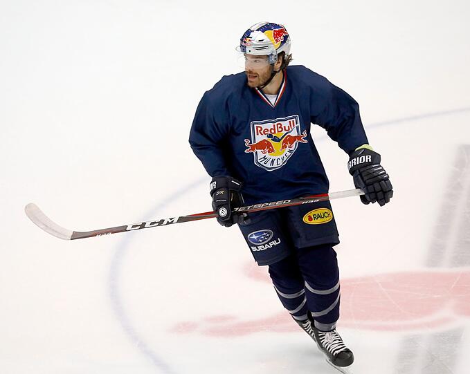 Eis-Trainingsauftakt beim EHC: Das Training leitet Co-Trainer Steve Walker, NHL-Star Dominik Kahun (r.) ist auch dabei.