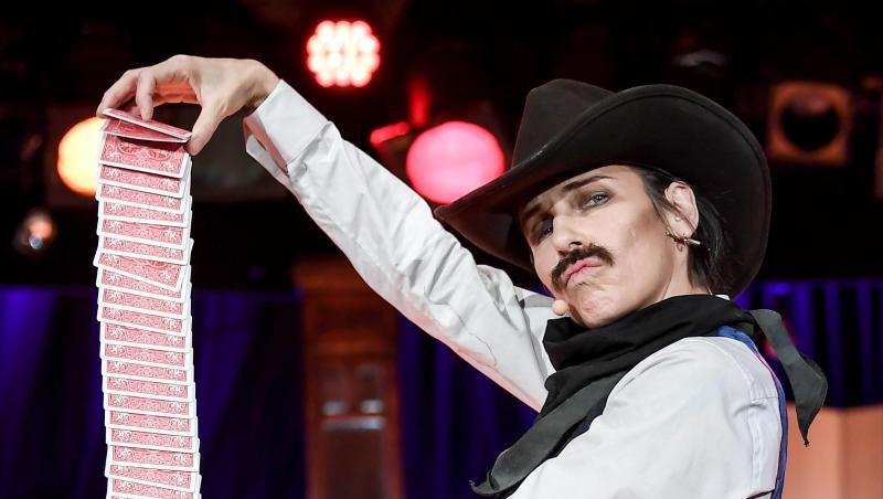 Meret Becker spielt in "Die fünf glorreichen Sieben" einen Saloon-Helden. Meret Becker spielt in "Die fünf glorreichen Sieben" einen Saloon-Helden.