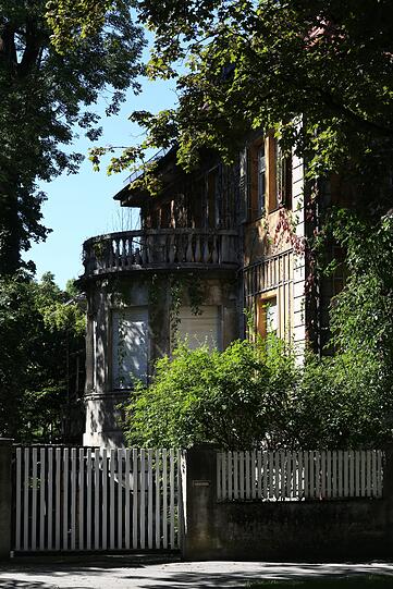 Schöne alte Villen, eingewachsen mit Efeu und alten Bäumen gibt es noch viele im Herzogpark.