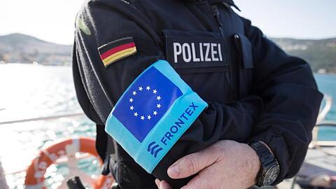Ein Beamter der deutschen Bundespolizei im Frontex-Einsatz auf der griechischen Insel Samos.