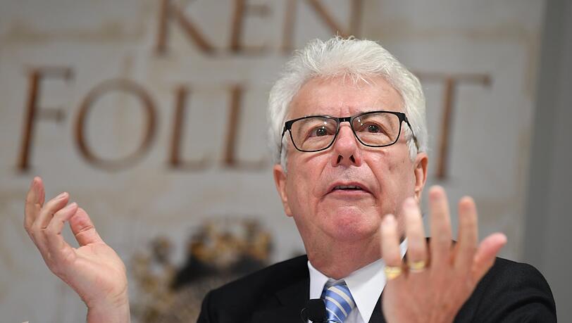 Ken Follett wurde 1949 in Cardiff geboren und mit "Die Säulen der Erde" (1990), dem ersten Teil der Kingsbridge-Trilogie, weltberühmt. Seine historischen Romane sind allesamt Bestseller. In der Trilogie "Jahrhundertsaga" widmete er sich dem 20. Jahrhundert. Viele seiner Bücher wurden verfilmt, zuletzt "Die Pfeiler der Macht" (2016). Ken Follett wurde 1949 in Cardiff geboren und mit "Die Säulen der Erde" (1990), dem ersten Teil der Kingsbridge-Trilogie, weltberühmt. Seine historischen Romane sind allesamt Bestseller. In der Trilogie "Jahrhundertsaga" widmete er sich dem 20. Jahrhundert. Viele seiner Bücher wurden verfilmt, zuletzt "Die Pfeiler der Macht" (2016).