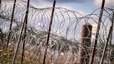 Ein Stacheldrahtzaun schützt das Grenzdreieck von Polen zu Russland und Litauen.