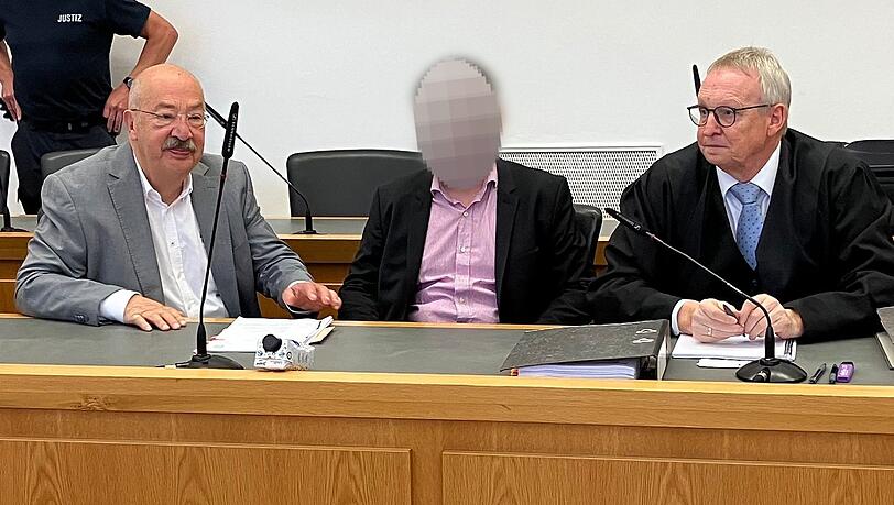 Die Staatsanwaltschaft legt dem Angeklagten versuchten heimt&uuml;ckischen Mord, gef&auml;hrliche K&ouml;rperverletzung sowie einen Versto&szlig; gegen das Waffengesetz zur Last.