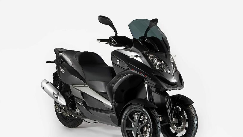 Cooler Auftritt garantiert: Den Dreirad-Roller Quadro 350D darf man auch mit dem Autoführerschein fahren. Cooler Auftritt garantiert: Den Dreirad-Roller Quadro 350D darf man auch mit dem Autoführerschein fahren.