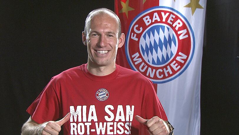 Arjen Robben posiert im roten Shirt. Es ist zwar nicht orange, aber der Holländer scheint sich auch in rot-weiss sehr wohlzufühlen.