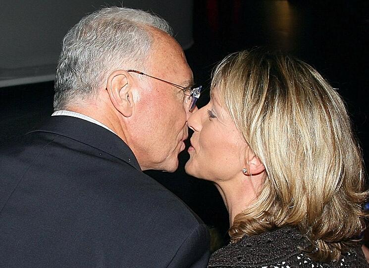 Küsschen vom Kaiser: Fußball-Legende Franz Beckenbauer (67) mit seiner Ehefrau Heidi Burmester (46). Foto: Ursula Düren