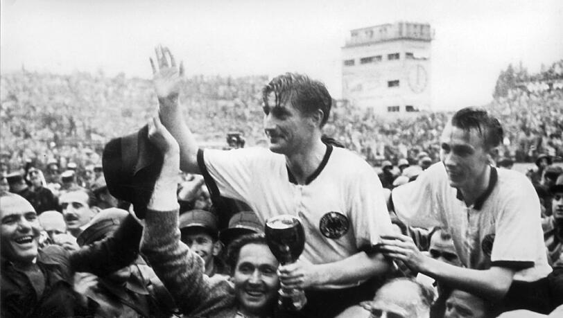 1954: Das Wunder von Bern – Deutschland um Fritz Walter (M.) und Horst Eckel (r.) gewinnt die Weltmeisterschaft. 1954: Das Wunder von Bern – Deutschland um Fritz Walter (M.) und Horst Eckel (r.) gewinnt die Weltmeisterschaft.