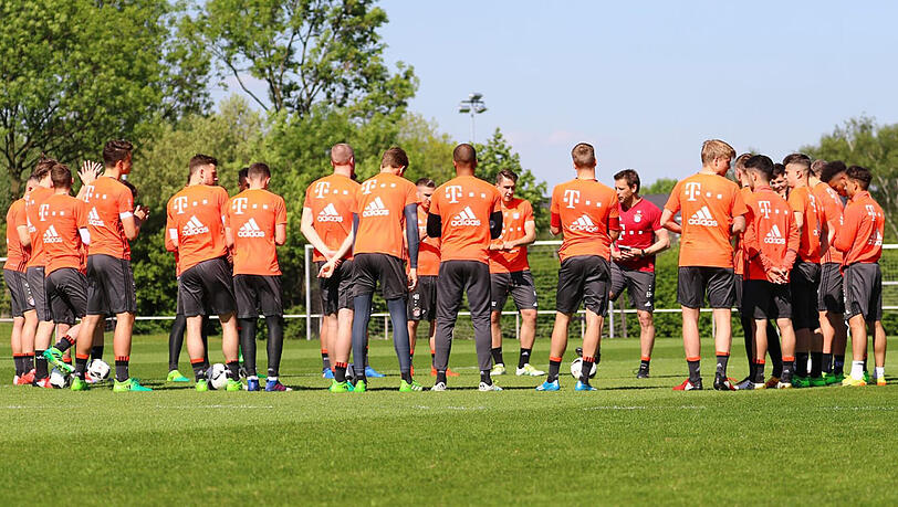Am Sonntagnachmittag stand für die Bayern-Junioren noch das Abschlusstraining in Dortmund an, am Abend folgte ein offizieller Empfang des DFB. Am Sonntagnachmittag stand für die Bayern-Junioren noch das Abschlusstraining in Dortmund an, am Abend folgte ein offizieller Empfang des DFB.