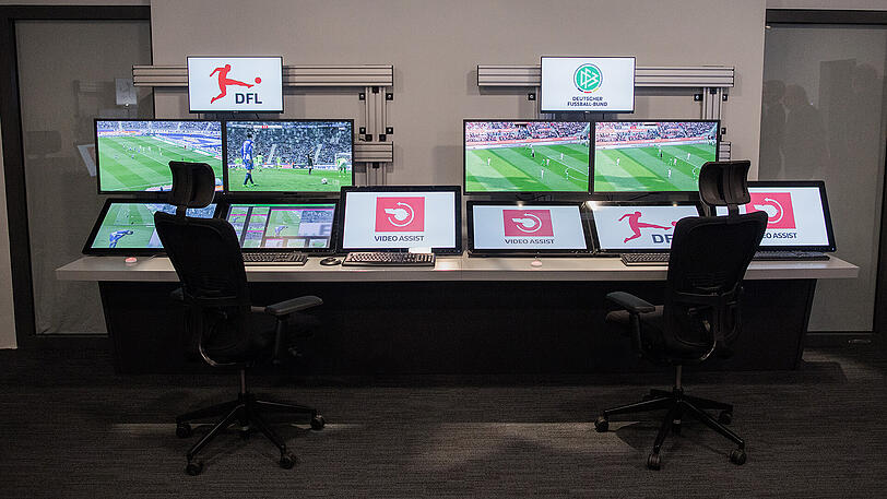 Das Videoassistcenter in Köln - auch beim Länderspiel gegen England am Donnerstag kommt der Videoschiri zum Einsatz.
