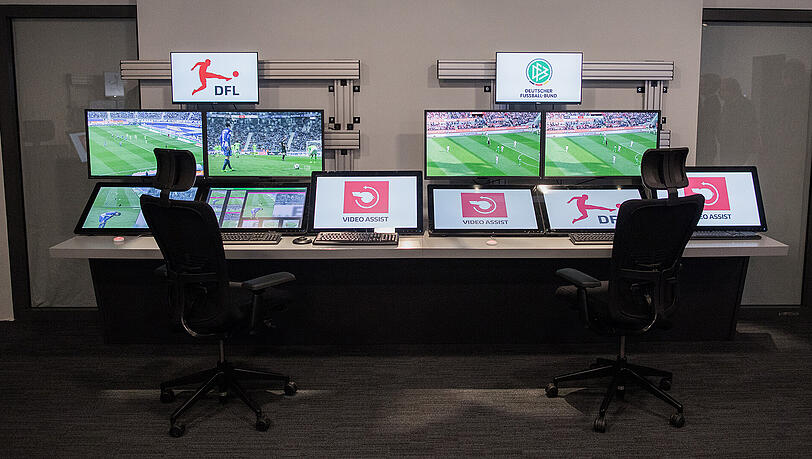 Das Videoassistcenter in Köln - auch beim Länderspiel gegen England am Donnerstag kommt der Videoschiri zum Einsatz. Das Videoassistcenter in Köln - auch beim Länderspiel gegen England am Donnerstag kommt der Videoschiri zum Einsatz.