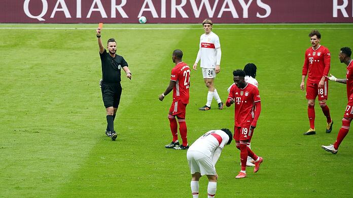 Und raus bist du: Alphonso Davies (2.v.r.) sieht gegen Stuttgart bereits in der zwölften Minute die Rote Karte.