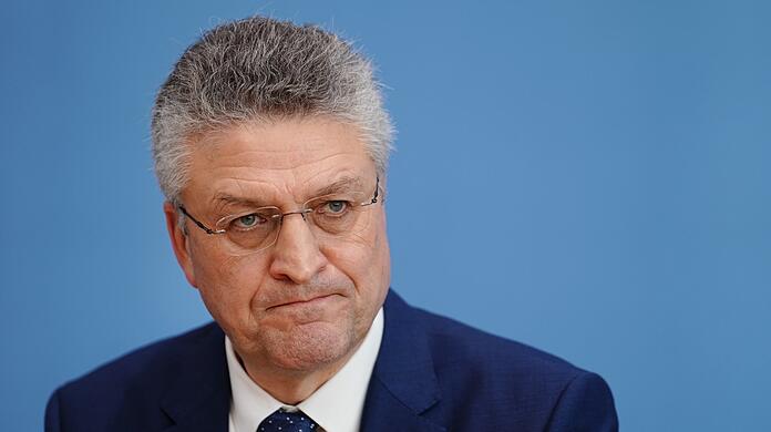 Lothar Wieler (60) ist seit März 2015 Präsident des Robert-Koch-Instituts. Der Tierarzt und Fachtierarzt für Mikrobiologie berät die Bundesregierung bei derBekämpfung der Corona-Pandemie. Manch einer fragt sich allerdings: wie lange noch?