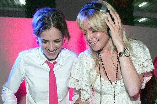 Lindsay Lohan (re.) und DJane Samantha Ronson