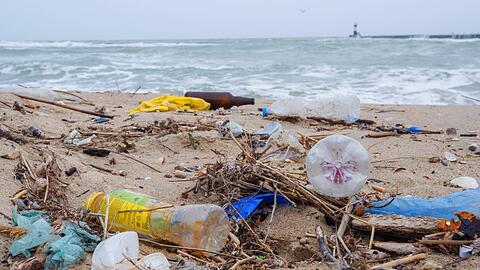 Angespülter Plastikmüll am Schwarzen Meer.