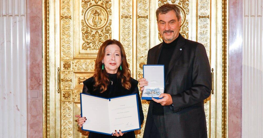 Markus-S-der-ehrt-Vicky-Leandros-mit-Bayerischem-Verdienstorden