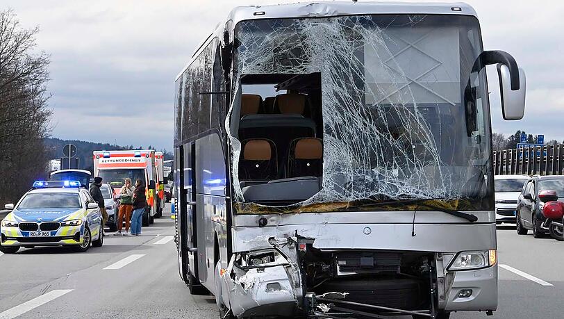 Dieser Reisebus fuhr auf der A8 einem vorausfahrendem Reisebus auf.