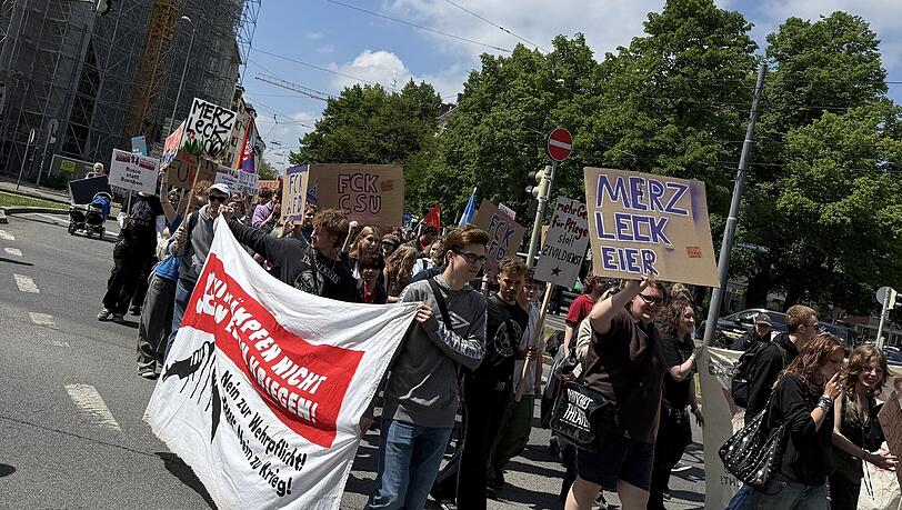 Demonstration in M&uuml;nchen gegen die geplante Wehrpflicht am 08.05.2026.