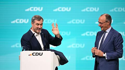 CSU-Chef S&ouml;der und Kanzler Merz (r) werden auf dem CSU-Parteitag versuchen, f&uuml;r neues Vertrauen der Unionsanh&auml;nger in die Arbeit der Bundesregierung zu werben. (Archivbild)