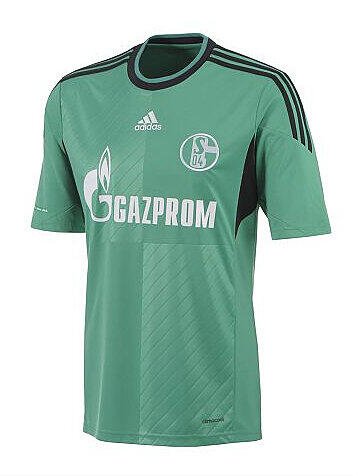 Beim Ausweichtrikot begeben sich die Schalker farblich auf neues Terrain und spielen in einem fahlen grün.
