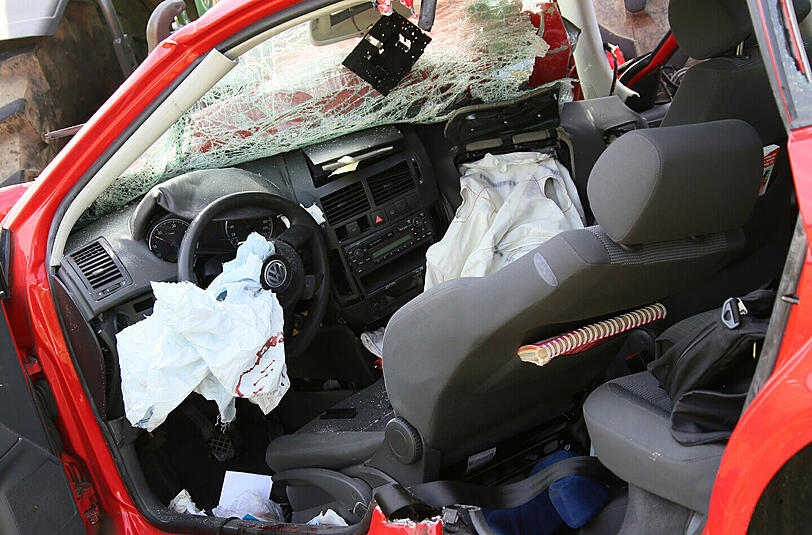 Beim Überholmanöver übersah der Fahrer den Traktor. Es kam zum Zusammenstoß. Die Bilder von der Unfallstelle.