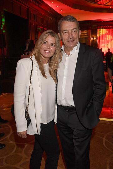 Ex-DFB-Präsident Wolfgang Niersbach kam mit seiner Freundin Marion Popp.
