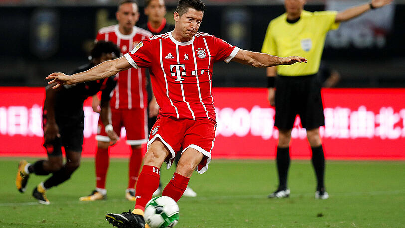 Robert Lewandowski trifft per Elfmeter zum 1:0 für den FC Bayern.